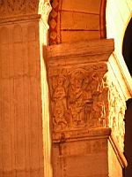 Lyon, Abbaye d'Ainay, Chapiteau, le Christ et les 4 evangiles (1)